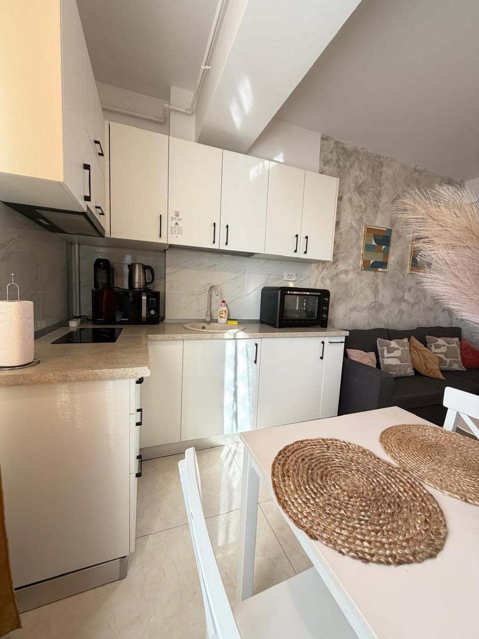Coffee/tea facilities, Kitchen or kitchenette, Dining area, oven, stove