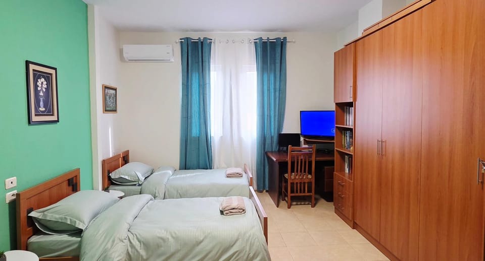Communal lounge/ TV room, Bed, TV and multimedia, Photo of the whole room, Evening entertainment, Bedroom, wardrobe, air conditioner