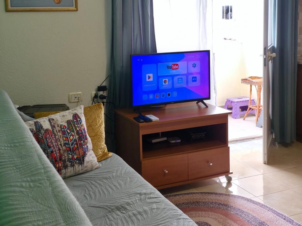 Communal lounge/ TV room, TV and multimedia, Living room, Seating area, Evening entertainment