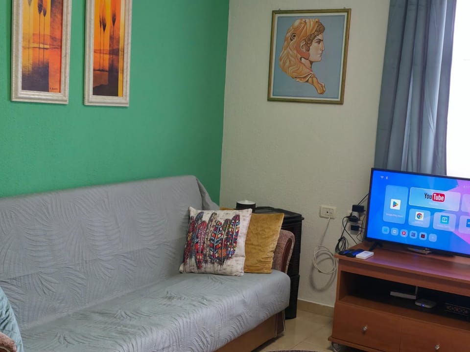Communal lounge/ TV room, TV and multimedia, Living room, Seating area, Evening entertainment