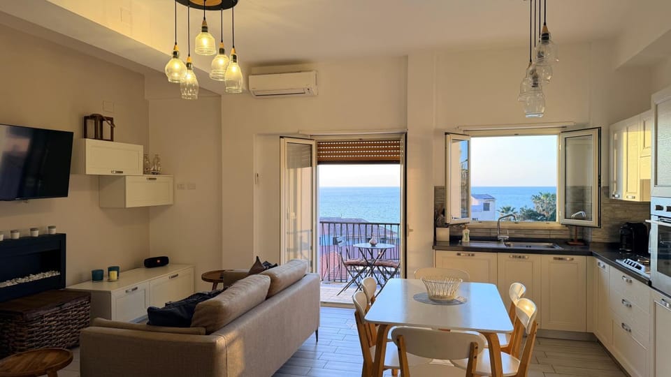 Kitchen or kitchenette, Living room