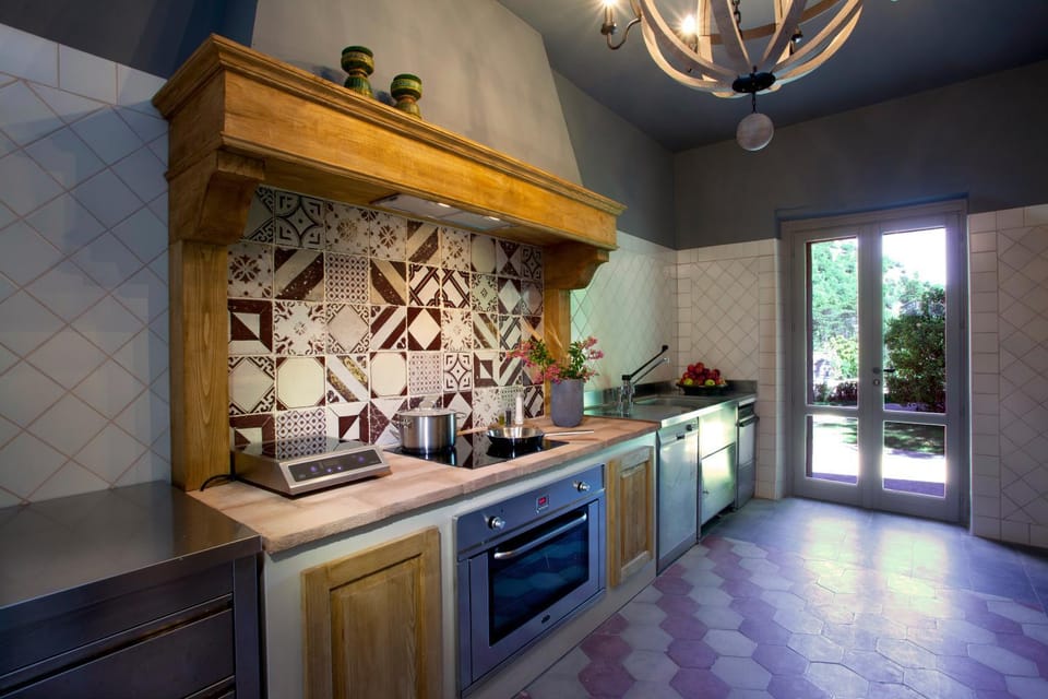 Kitchen or kitchenette, dishwasher, stove
