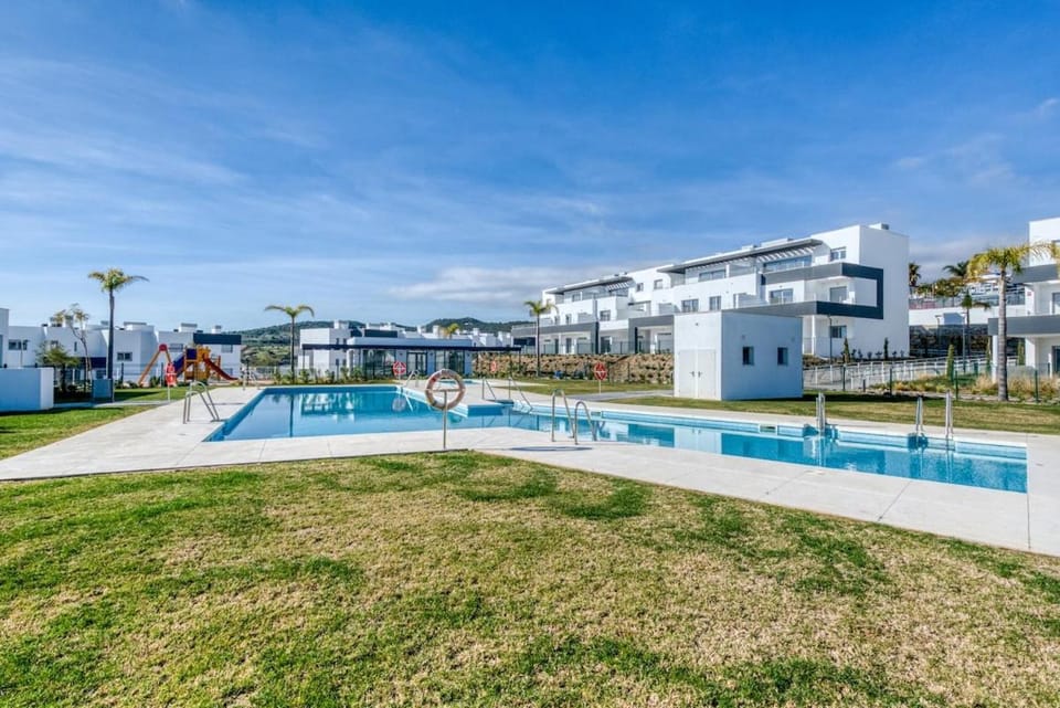 Luxury Coastal Apartment Sea Views Pool & Parking Apartment in Costa del Sol