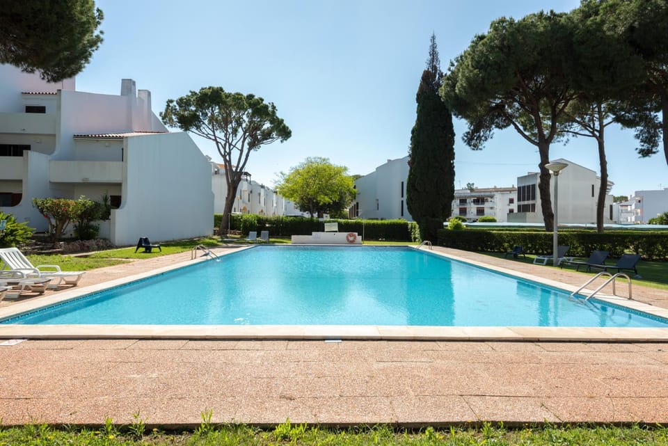 Property building, Garden, Swimming pool, Swimming pool