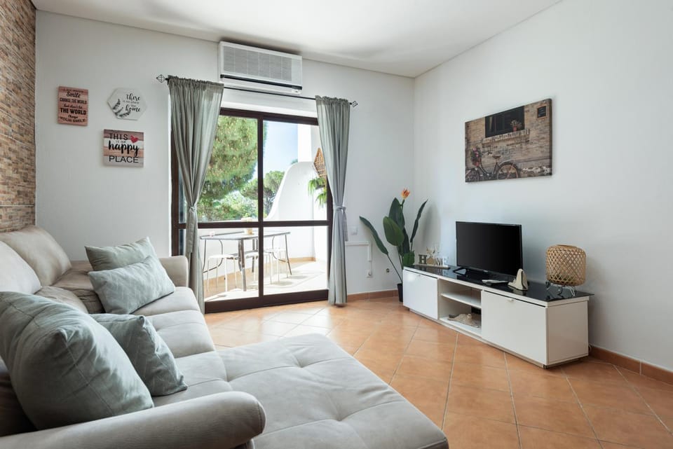 TV and multimedia, Living room, Seating area, air conditioner