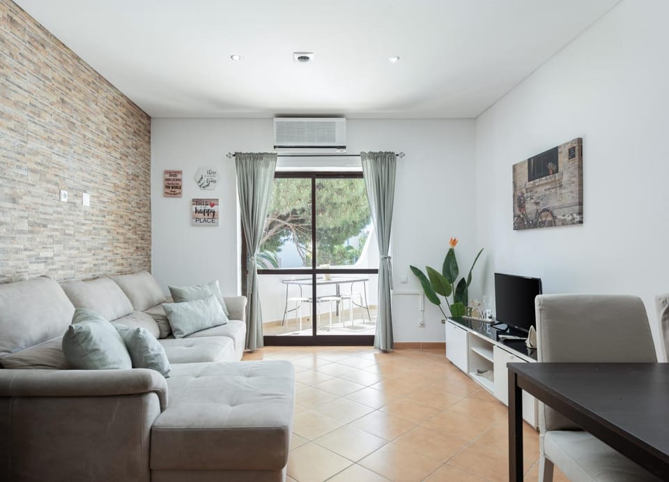 TV and multimedia, Living room, Seating area, air conditioner