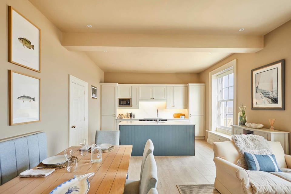 Kitchen or kitchenette, Seating area, Dining area