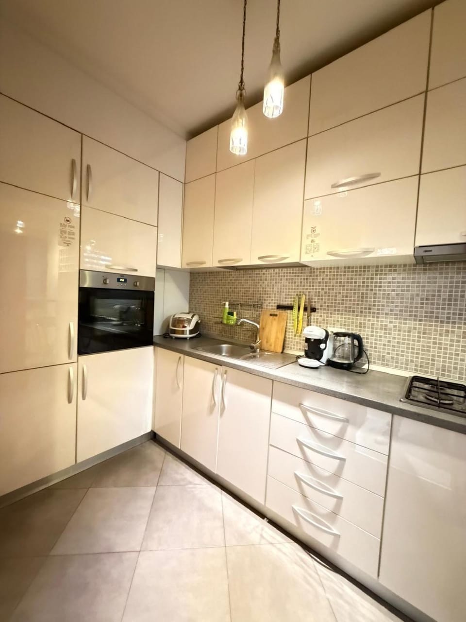 Coffee/tea facilities, Kitchen or kitchenette, oven, stove