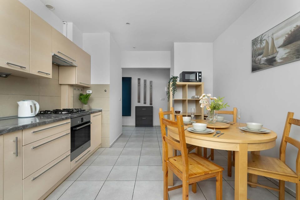 Coffee/tea facilities, dishwasher, oven, stove, kitchen