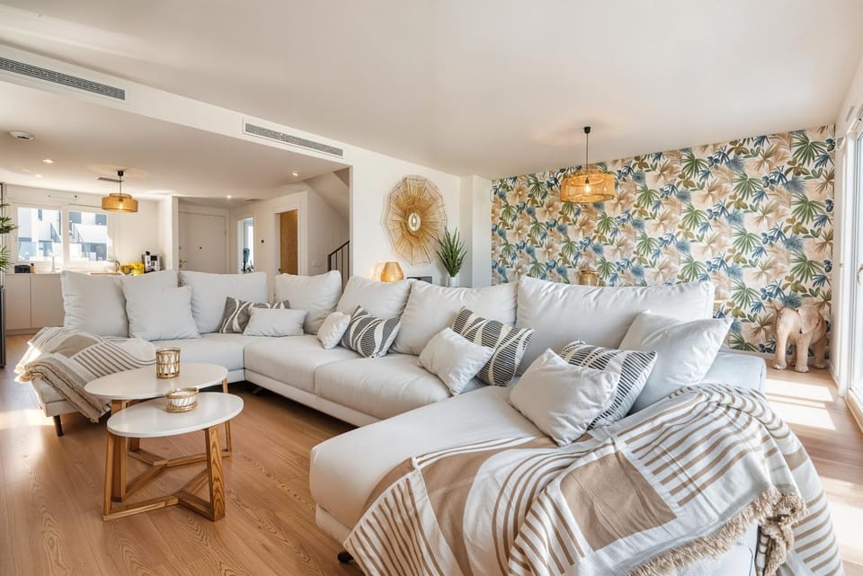 Stunning House, 3BR, HOT TUB, WIFI, Parking House in Marina Baixa