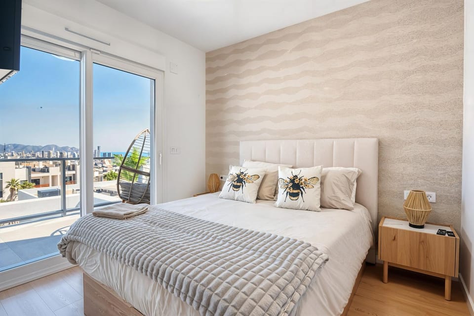 Stunning House, 3BR, HOT TUB, WIFI, Parking House in Marina Baixa