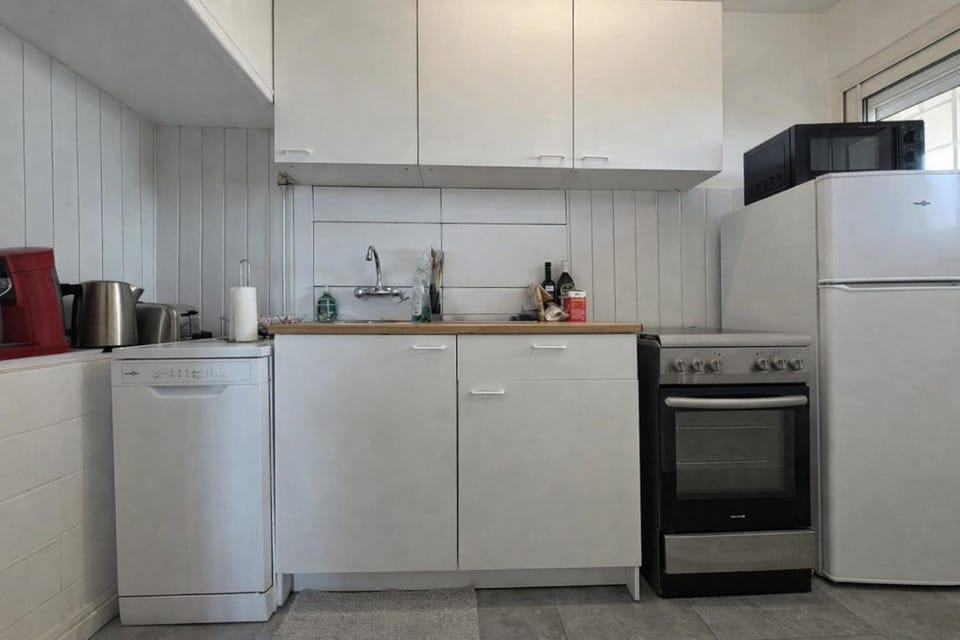 Coffee/tea facilities, Kitchen or kitchenette, dishwasher, oven, stove, toaster