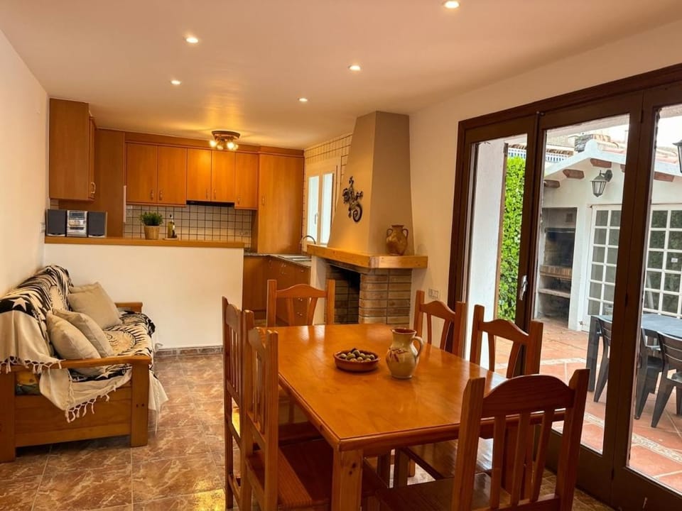 Private Villa with Pool & BBQ - Barcelona Villa in Baix Penedès