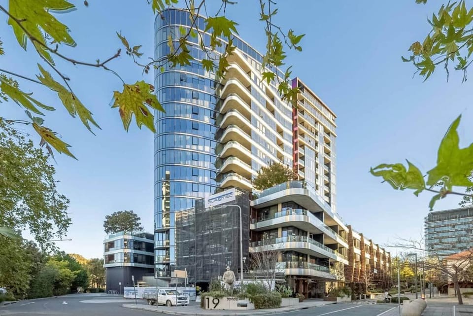 Elegant 2B2B Apt New Acton South w 2 side by side parkings Apartment in Canberra