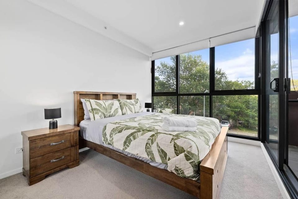 Bright & Comfy 2B2B with 2 parkings in Lyneham Apartment in Canberra