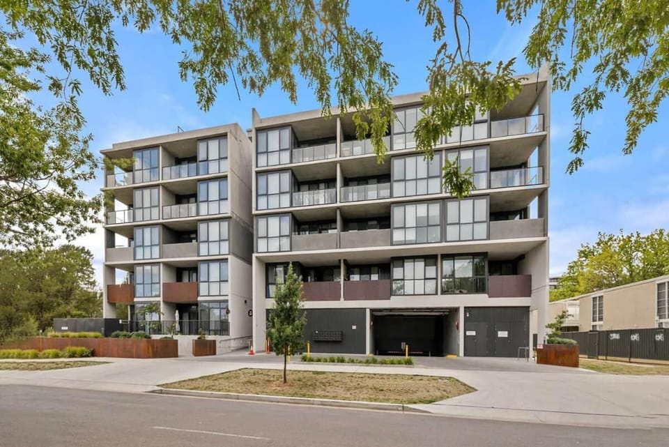 Bright & Comfy 2B2B with 2 parkings in Lyneham Apartment in Canberra