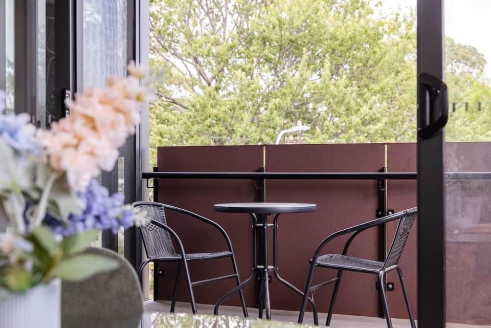 Bright & Comfy 2B2B with 2 parkings in Lyneham Apartment in Canberra