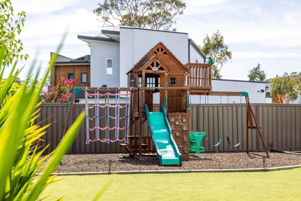 Charming 5-Bedroom House House in Canberra