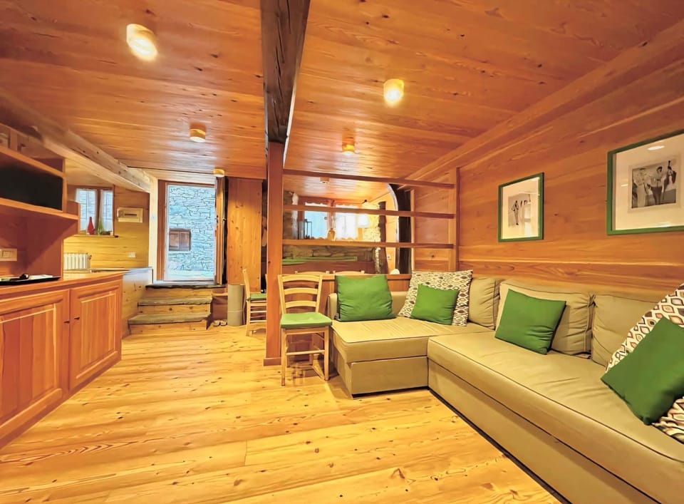 Communal lounge/ TV room, TV and multimedia, Living room, Seating area, Evening entertainment