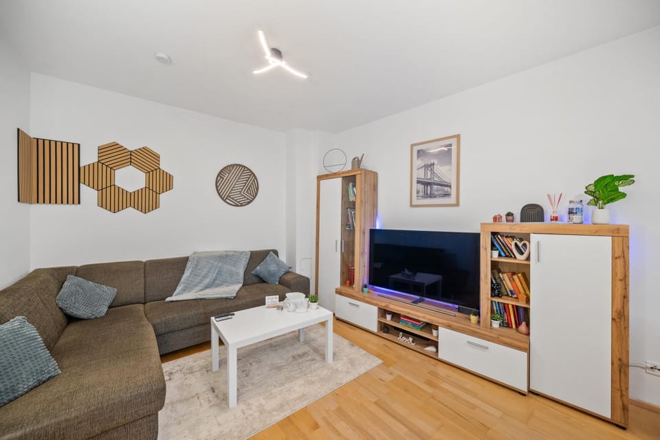 Library, TV and multimedia, View (from property/room), Living room, Decorative detail, Seating area, Evening entertainment, Garden view, Entertainment, furniture, heating, internet, pet friendly