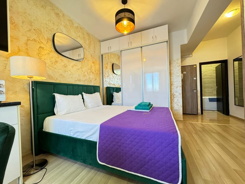 Decorative detail, Bedroom, towels, wardrobe