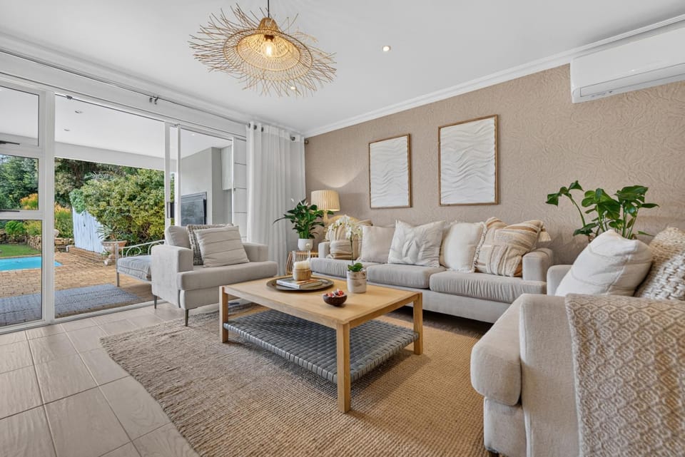 Camps Bay Villa with Panoramic Sea and Mountain Views Villa in Camps Bay