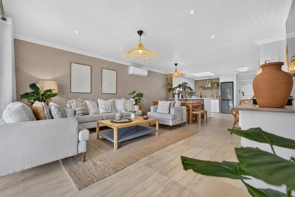 Camps Bay Villa with Panoramic Sea and Mountain Views Villa in Camps Bay