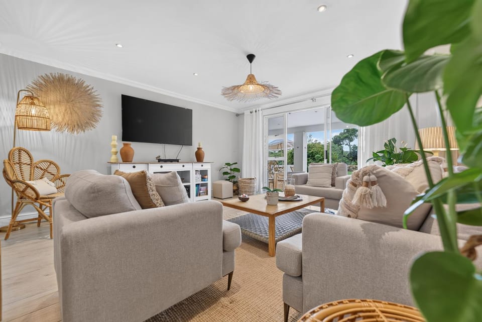 Camps Bay Villa with Panoramic Sea and Mountain Views Villa in Camps Bay