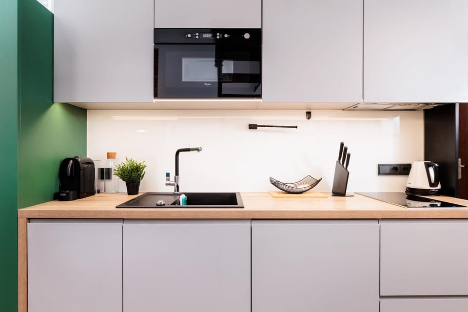 Coffee/tea facilities, Kitchen or kitchenette, dishwasher, microwave, stove