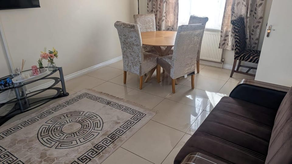 TV and multimedia, Living room, Seating area, Dining area