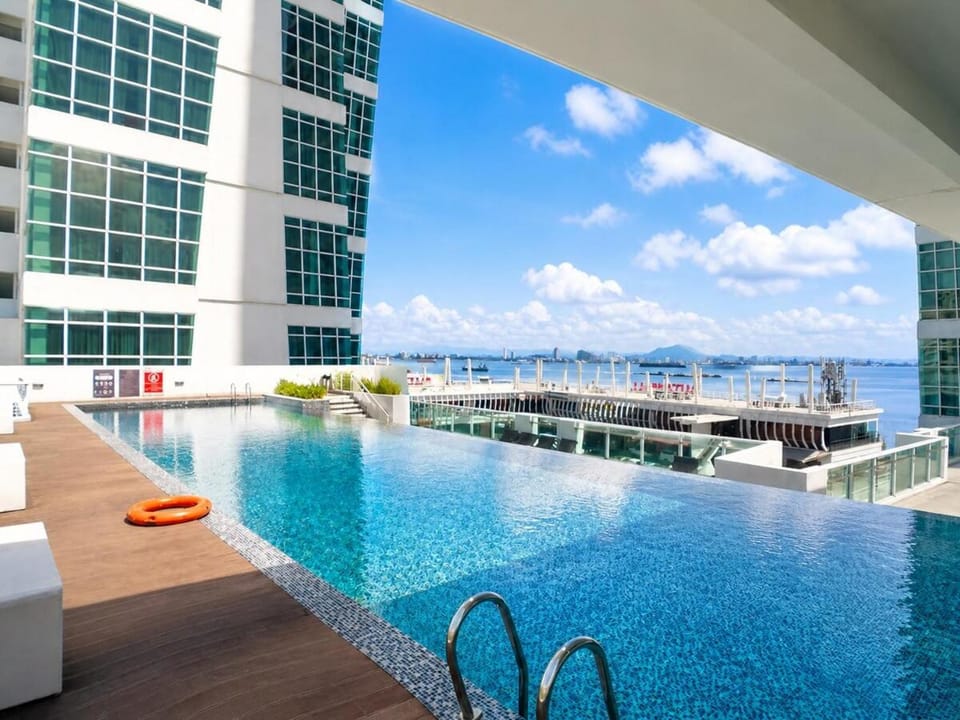 Lux Two-Bedroom Maritime Suites with Pool & Wifi 3A Apartment in George Town
