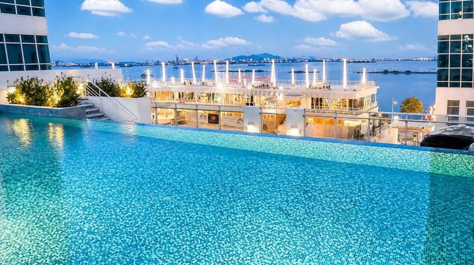 Lux Two-Bedroom Maritime Suites with Pool & Wifi 3A Apartment in George Town