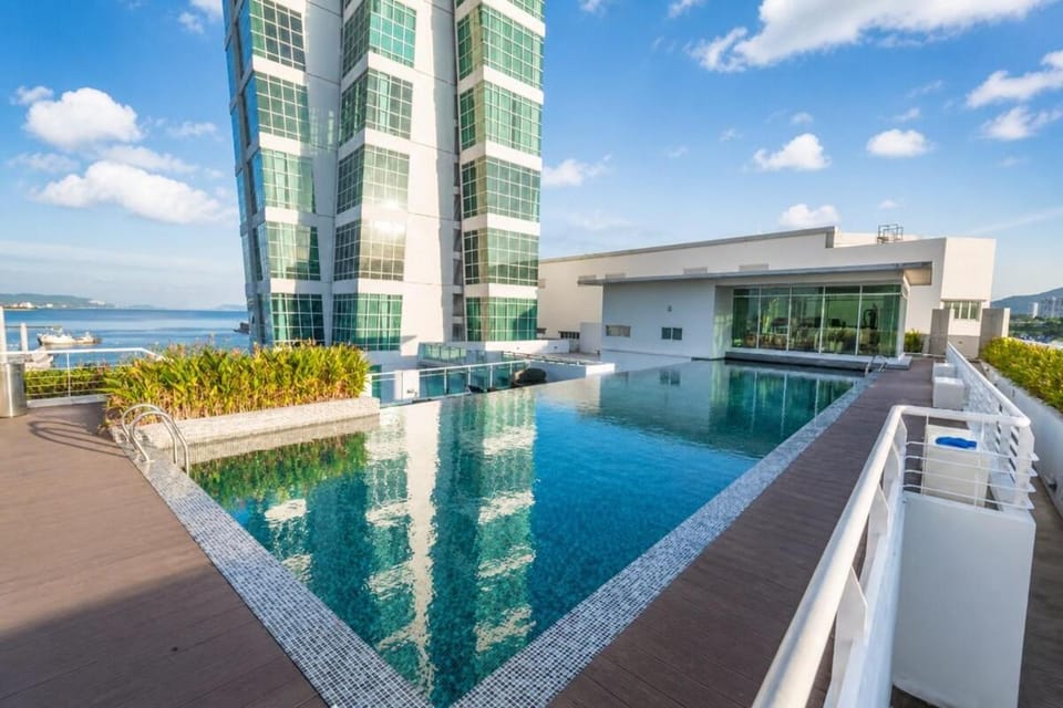 Lux Two-Bedroom Maritime Suites with Pool & Wifi 3A Apartment in George Town