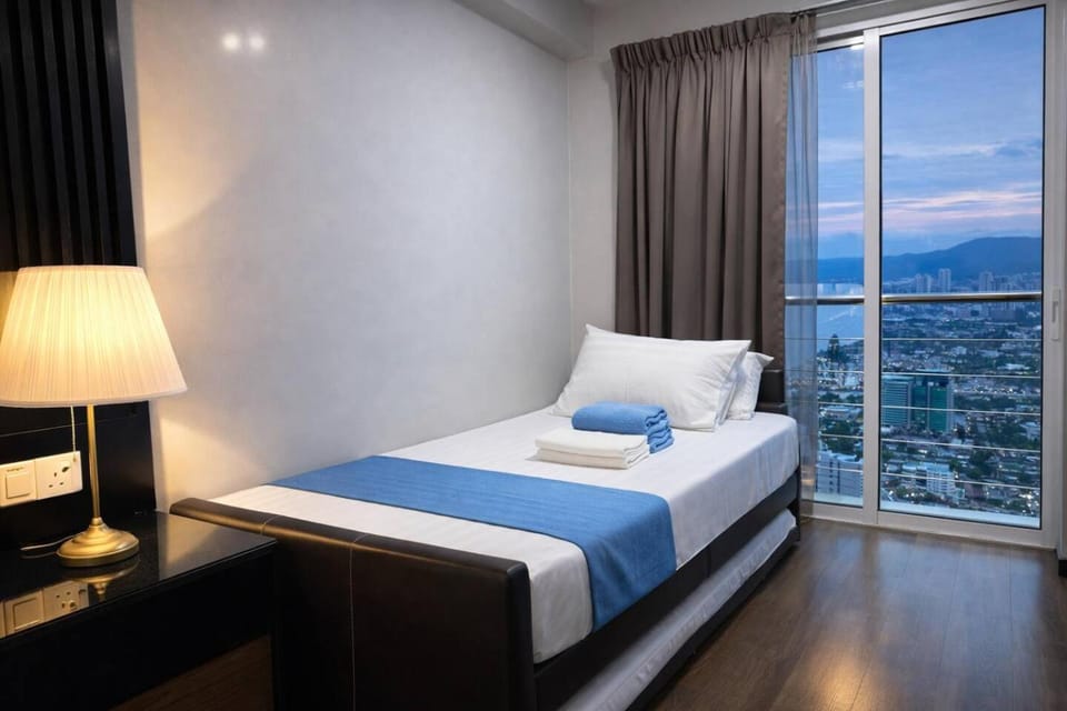 【SeaView】2BR Duplex SeaFront-Town WiFi-Kitchen 186 Apartment in George Town