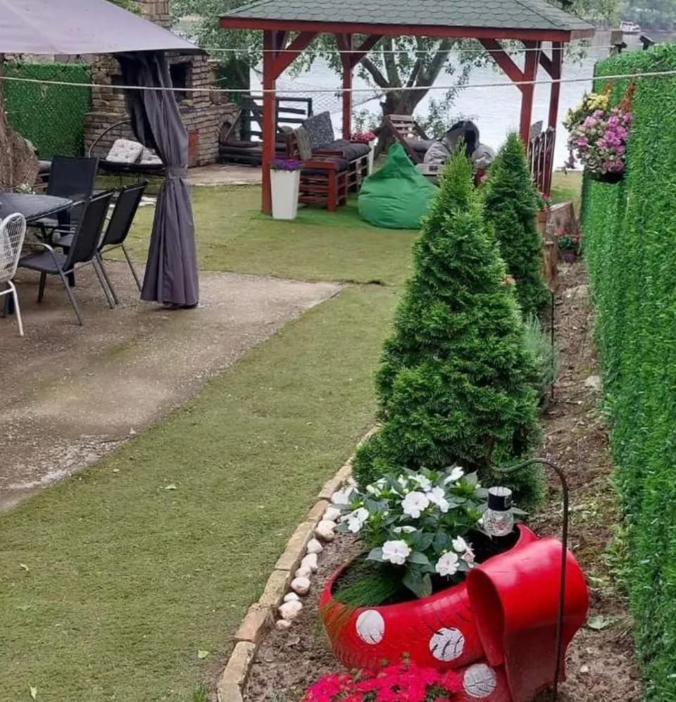 Garden, Decorative detail, River view, pet friendly