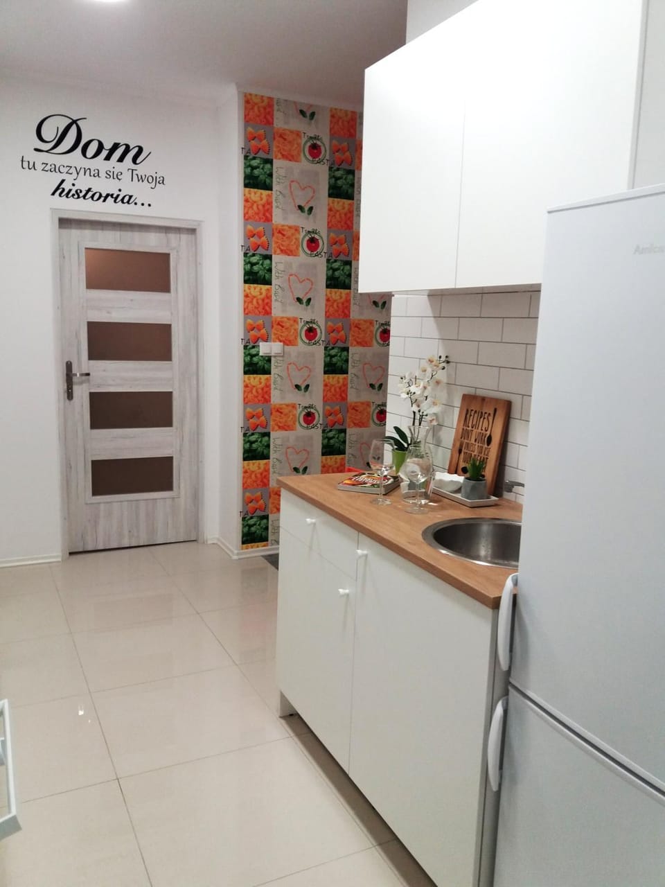 Kitchen or kitchenette, minibar, oven, stove