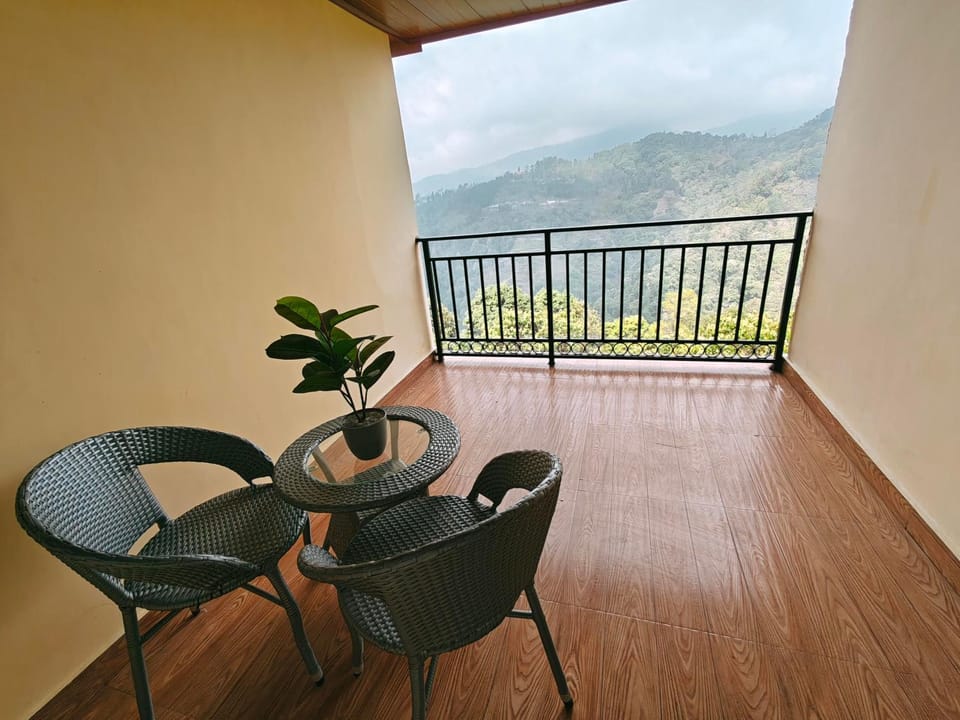 View (from property/room), Balcony/Terrace, Seating area, Mountain view