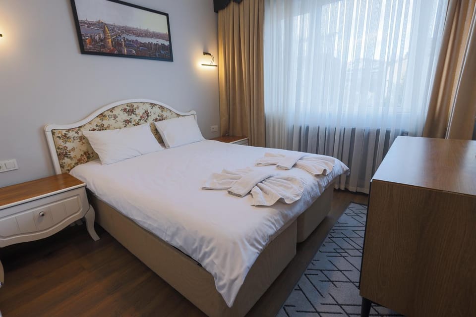 Bedroom, towels