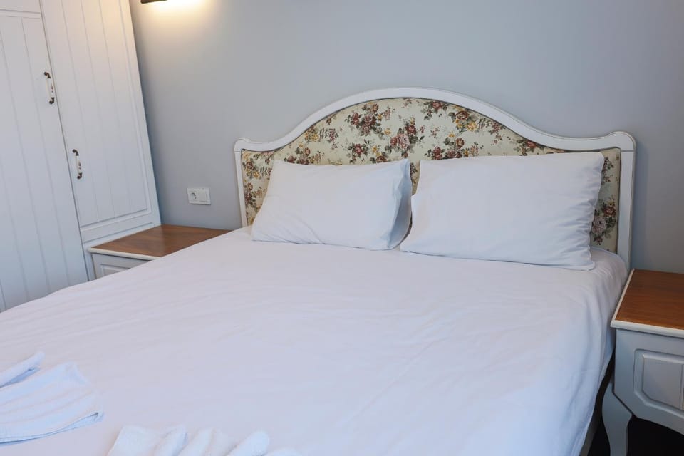 Photo of the whole room, Bedroom, wardrobe