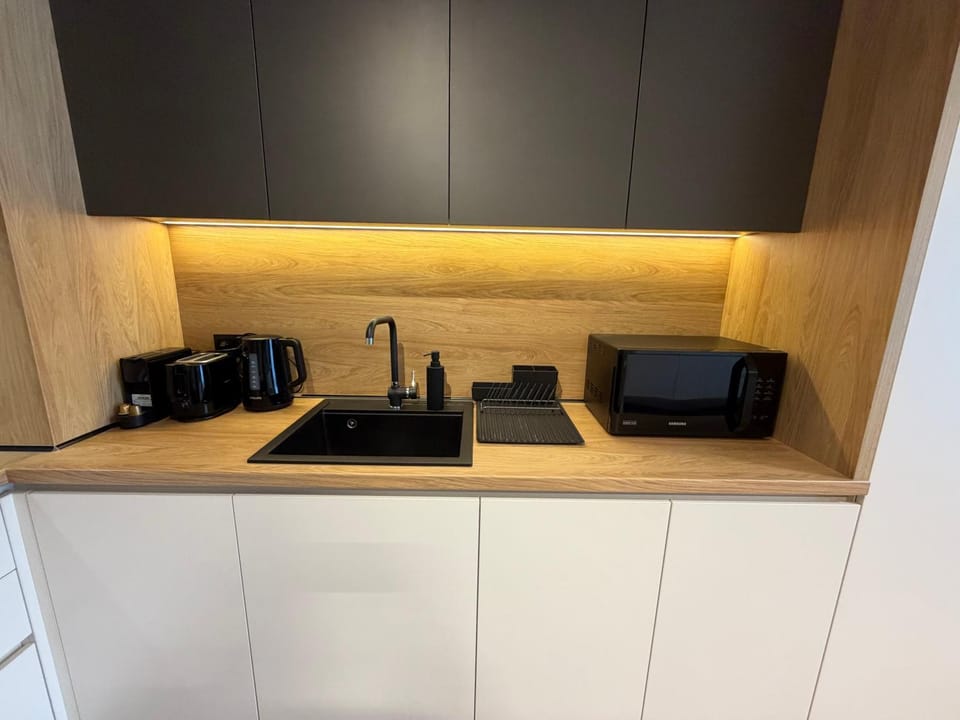 Coffee/tea facilities, microwave, stove, toaster, kitchen