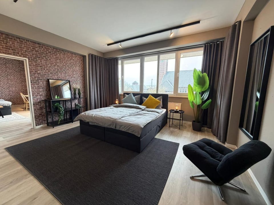 Bed, Seating area, Bedroom
