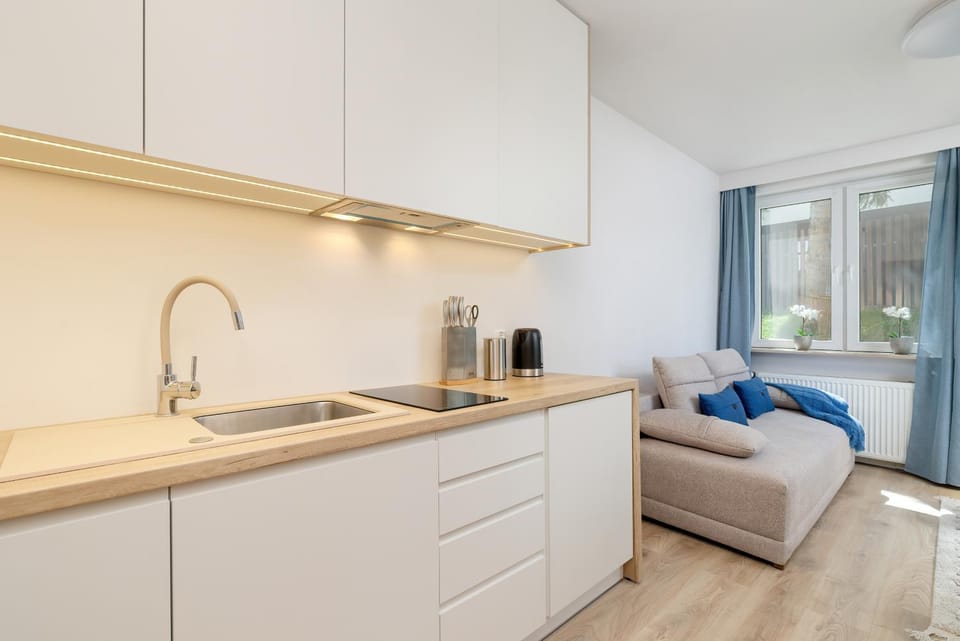 Coffee/tea facilities, Kitchen or kitchenette, Living room, Seating area