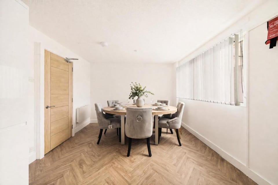 Spacious 5BR Terraced House - Witches Walk Apartment in Bridgwater