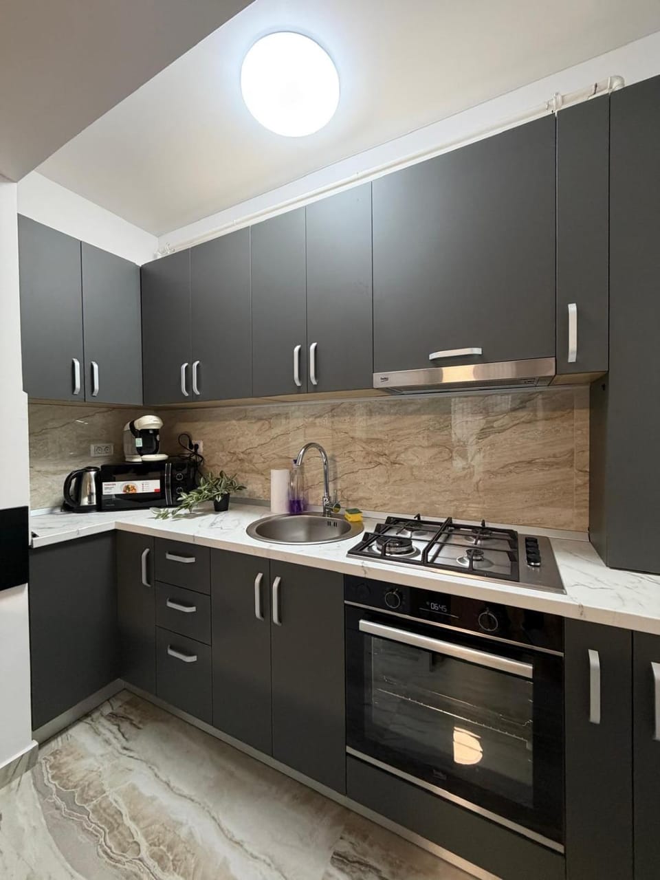 Coffee/tea facilities, Kitchen or kitchenette, microwave, oven, stove, kitchen