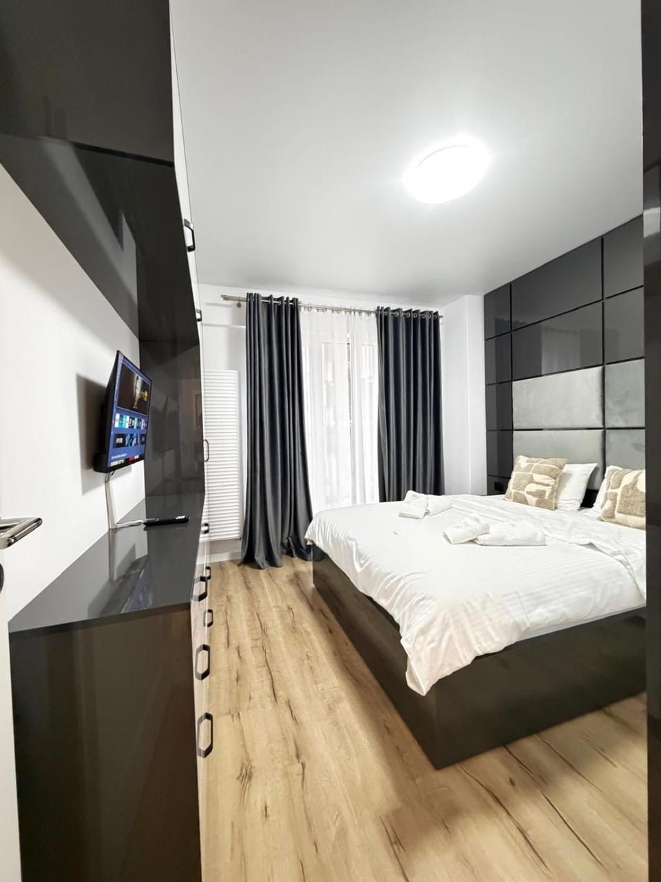 Bed, TV and multimedia, Photo of the whole room, Bedroom