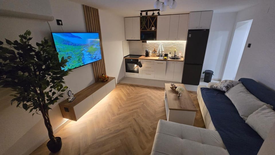 TV and multimedia, Kitchen or kitchenette, Living room, Seating area