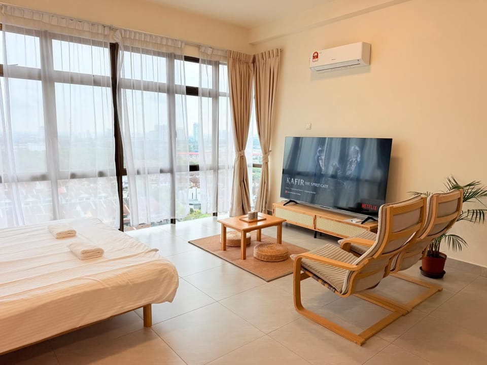 NO DEPO 75" TV Palazio studio Apartment Mt Austin Netflix Apartment in Johor Bahru