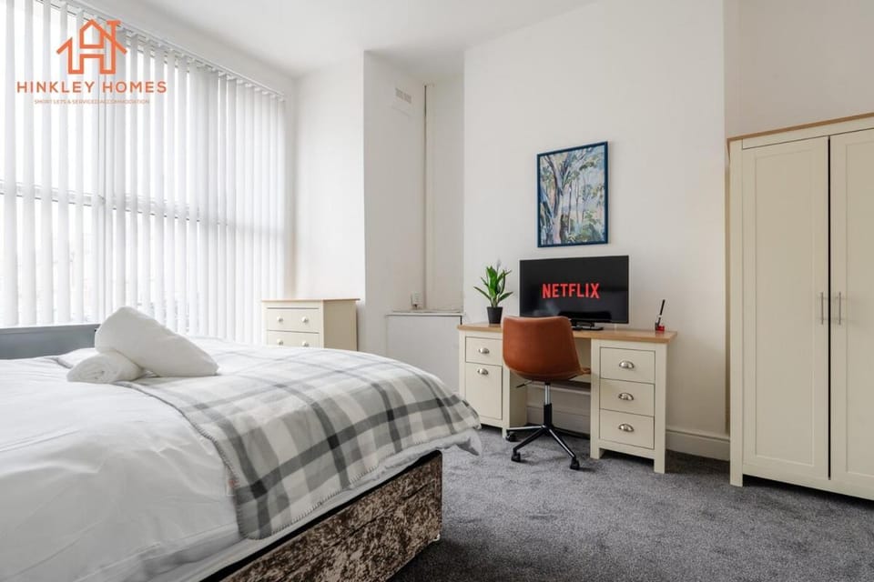 Contractor-Friendly 5 Bed House - TVs in All Bedrooms Apartment in Liverpool