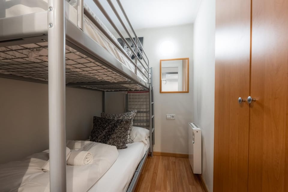 Bedroom, bunk bed