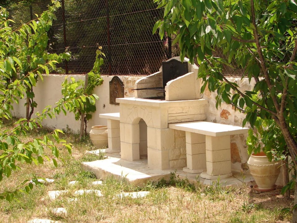 Nearby landmark, BBQ facilities, Garden view